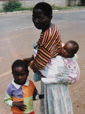 Zimbabwská žena s dětmi.JPG